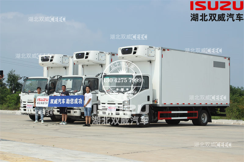 嘉兴市高老板订购三台五十铃6.8米冷藏车发车