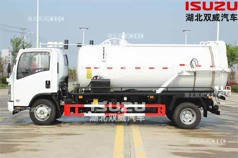 1. ISUZU ELF 8000Liters Sewage Tanker truck export to Djibouti (2).jpg