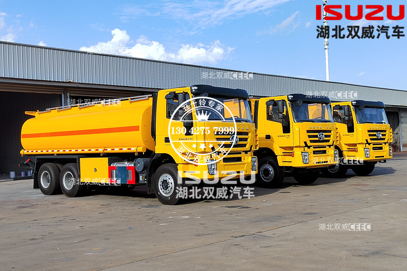 红岩8×4油罐车 (2).jpg